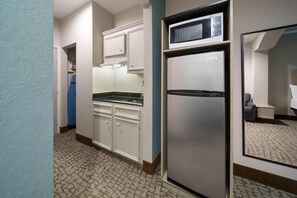 Fridge, microwave, stovetop - Baymont by Wyndham Texas City (Texas City)