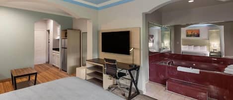Deluxe Suite, 1 King Bed, Non Smoking | Bathroom