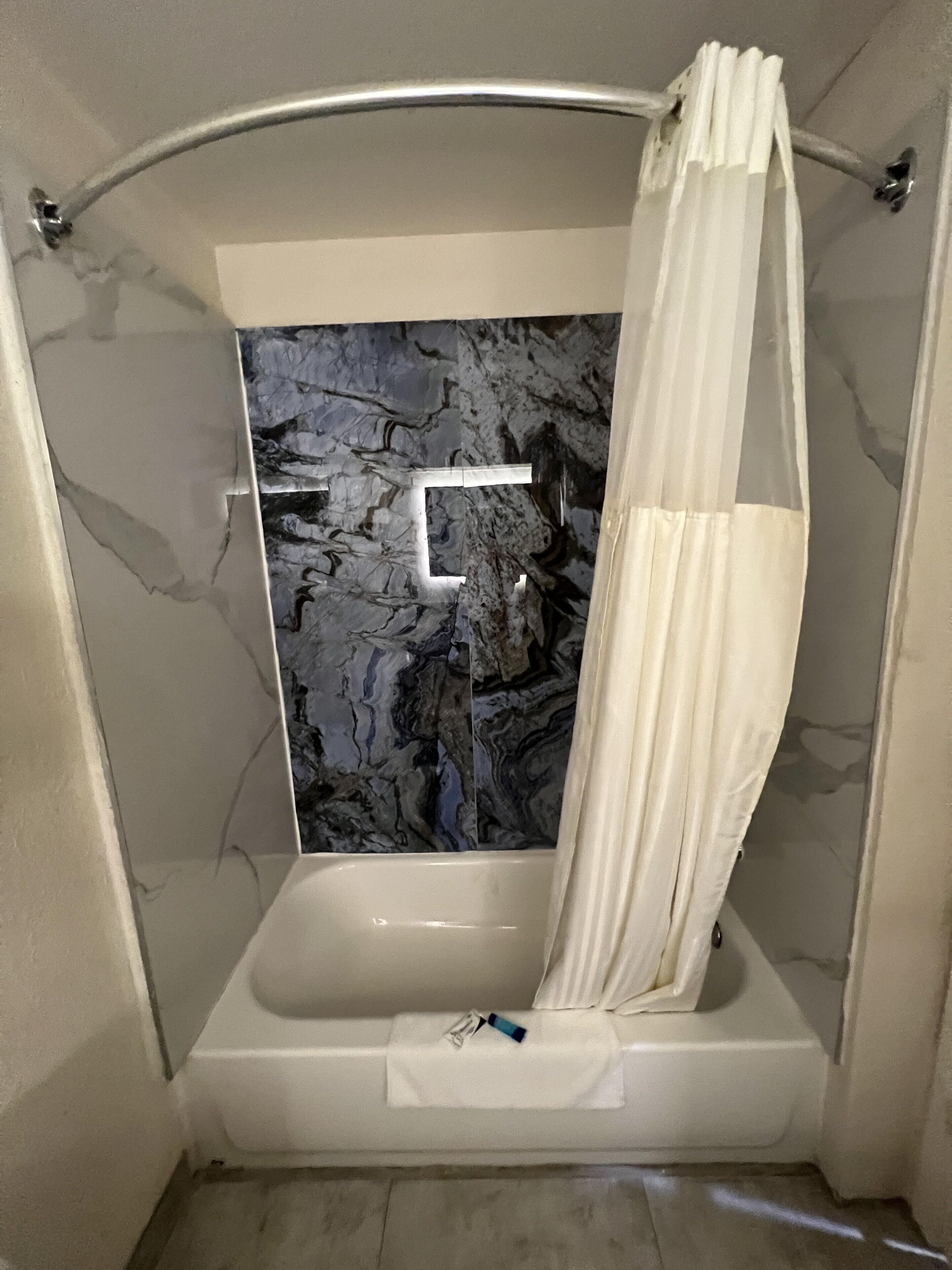 Combined shower/tub, towels