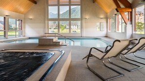 A large indoor swimming pool with a view of mountains through large windows. - Résidence Lagrange Vacances le Belvédère (Saint-Mamet)