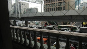 A busy urban street scene with multiple vehicles, including cars, buses, and a red truck. - Hotel Arca Torre Roppongi (Tokyo)