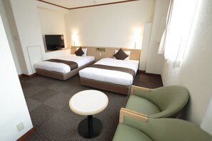 Edredón, caja de seguridad en la habitación y escritorio