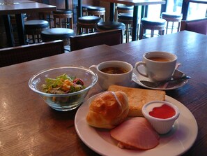 Breakfast and lunch served, international cuisine - Hotel Arca Torre Roppongi (Tokyo)