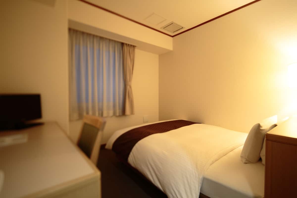 Down duvets, in-room safe, desk, blackout curtains