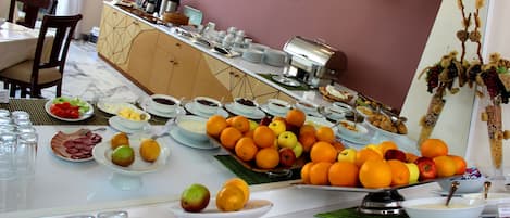 TĂ€gliches inbegriffenes FrĂŒhstĂŒcksbuffet