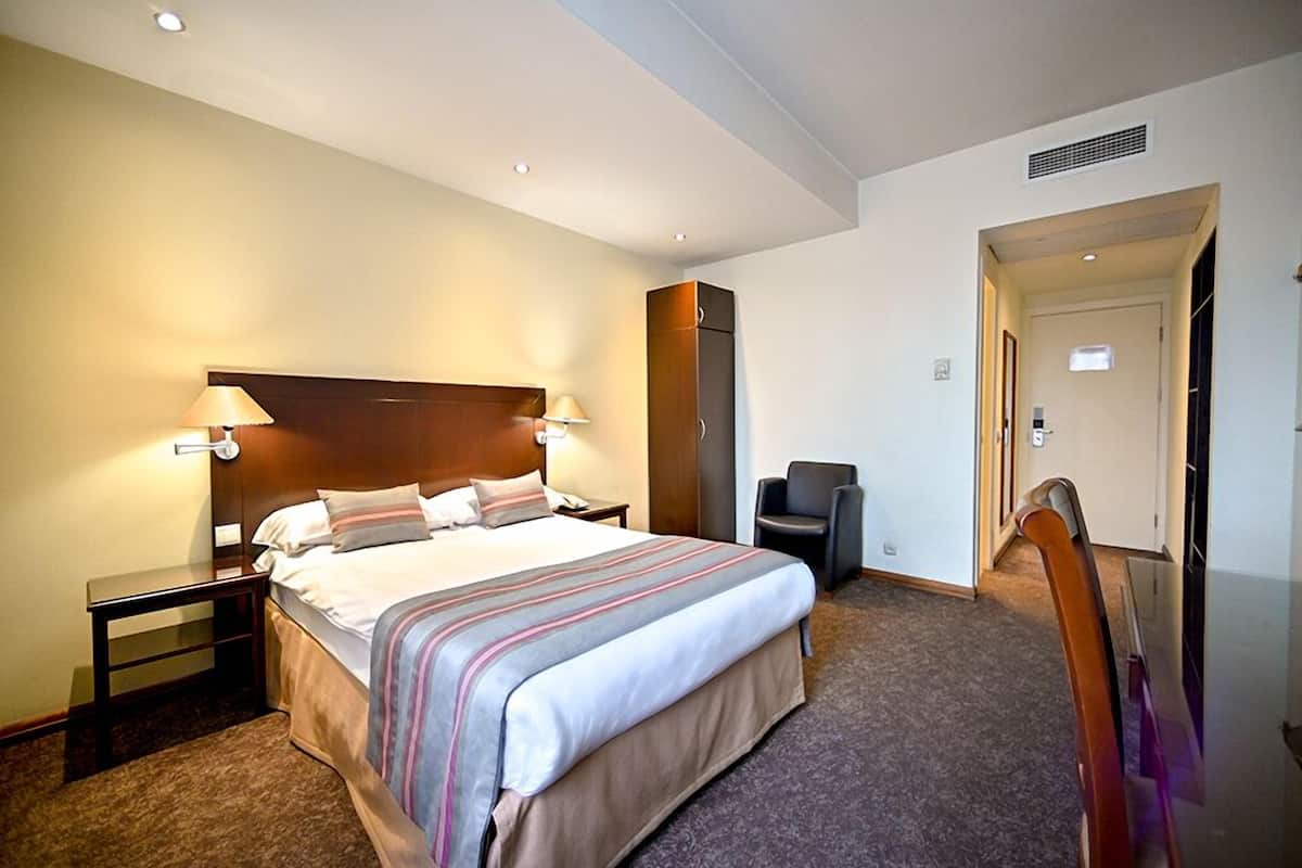 Standard Single Room, 1 Queen Bed | Down duvets, Tempur-Pedic beds, minibar, in-room safe