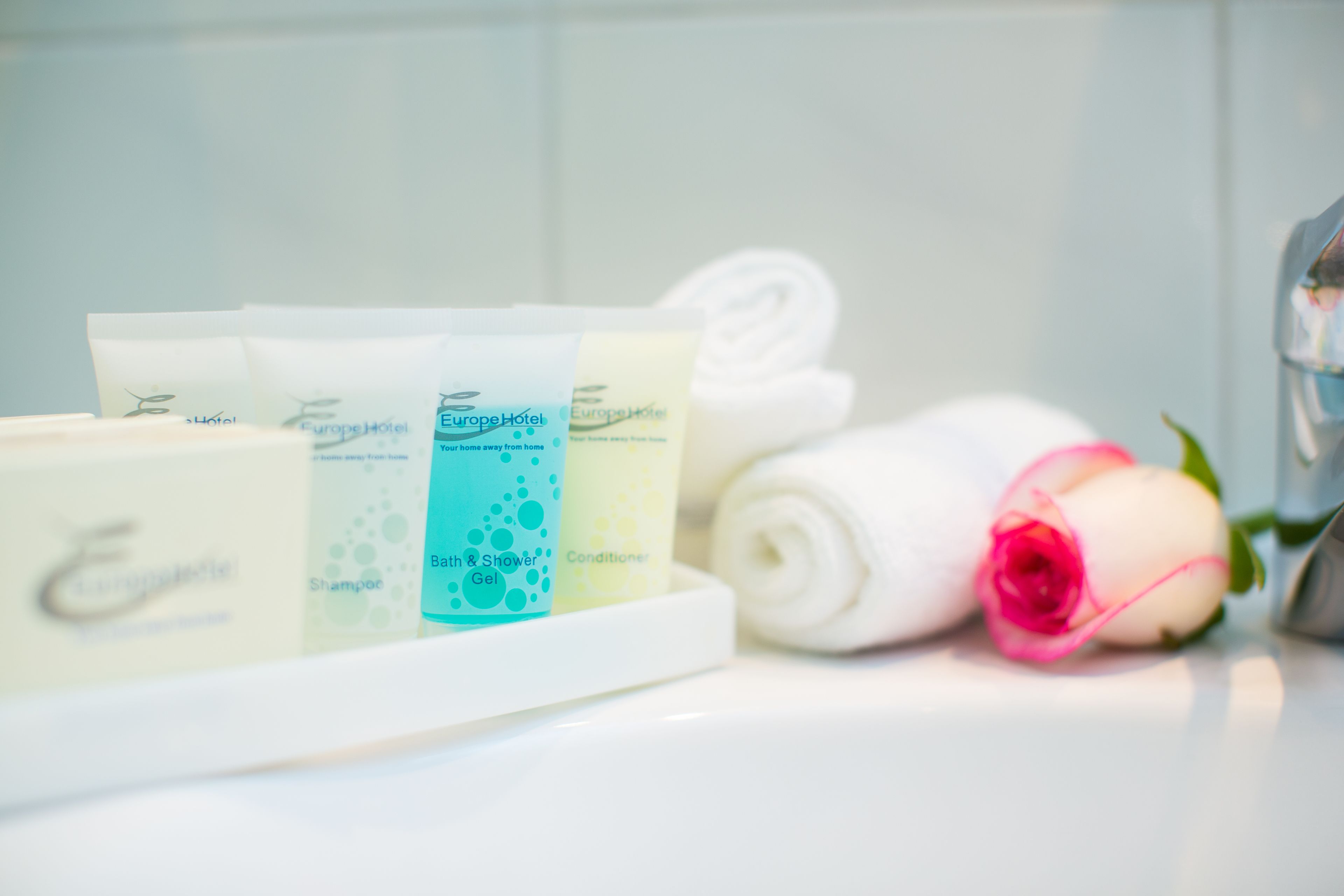 standard single room, 1 queen bed | bathroom amenities | combined shower/bathtub, free toiletries, hair dryer, towels