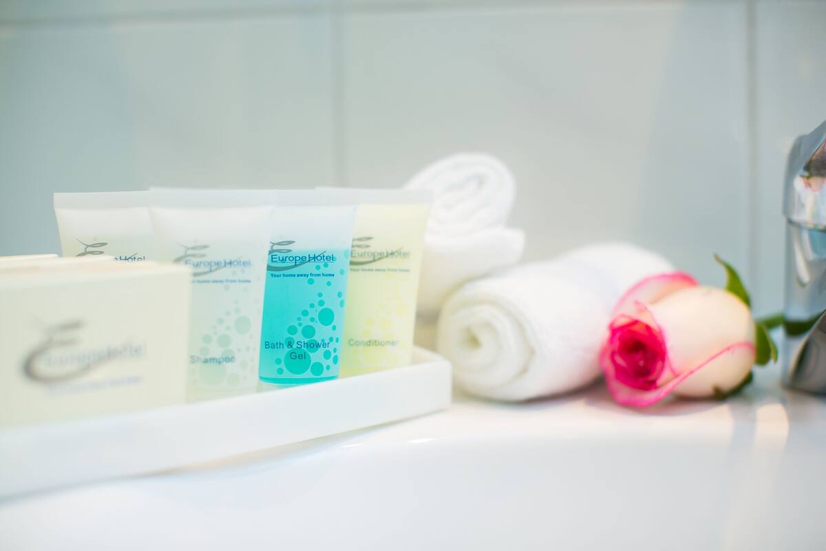 Standard Single Room, 1 Queen Bed | Bathroom amenities | Combined shower/bathtub, free toiletries, hair dryer, towels