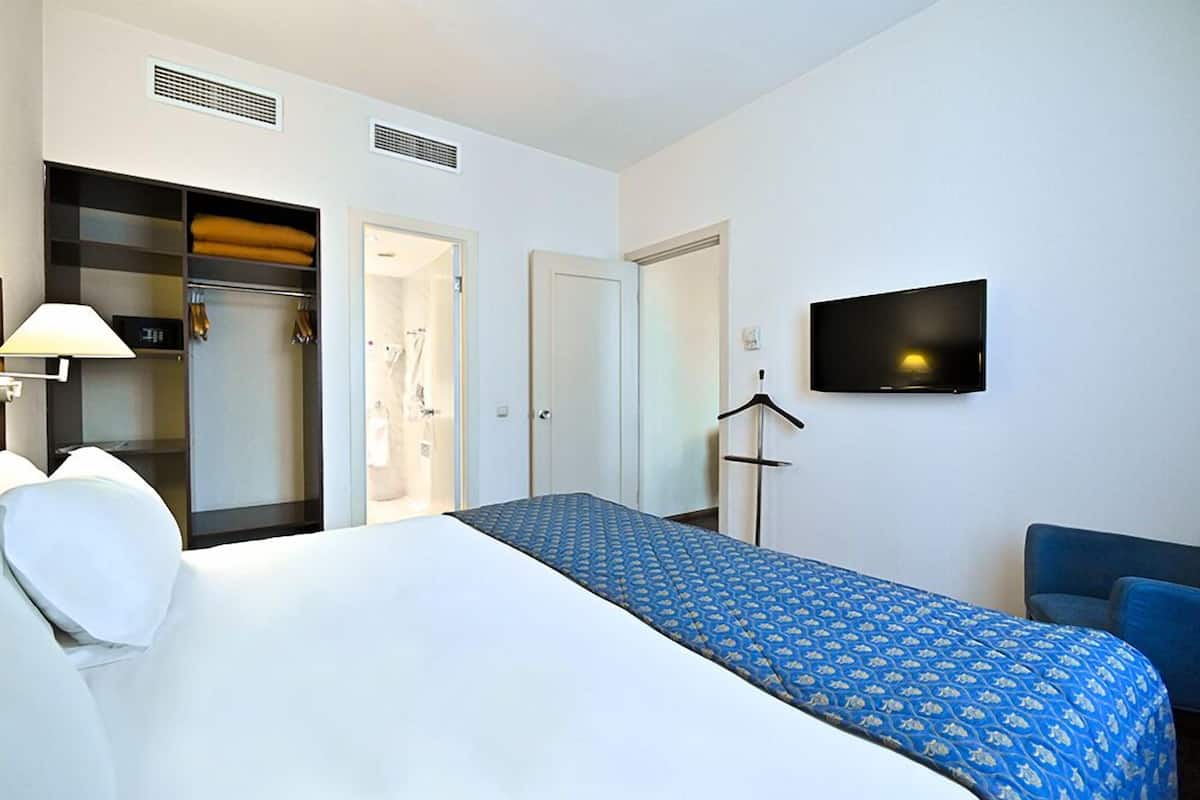 Down duvets, Tempur-Pedic beds, minibar, in-room safe