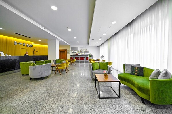 57-cm-Fernseher mit Satellitenempfang, Kamin, iPod-Dockingstation