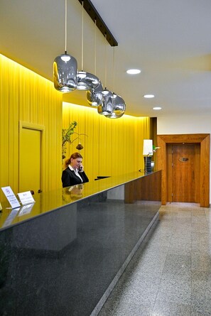 57-cm TV with satellite channels, fireplace, iPod dock - Europe Hotel (Yerevan)