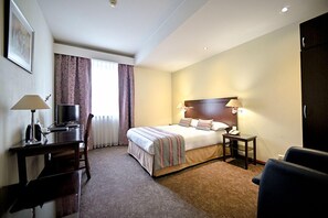 Standard Single Room, 1 Queen Bed | Down comforters, Tempur-Pedic beds, minibar, in-room safe