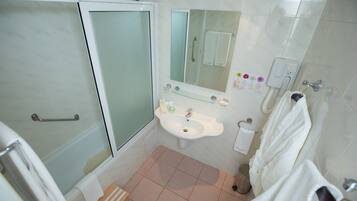 Standard Double Room | Bathroom | Combined shower/bathtub, free toiletries, hair dryer, towels