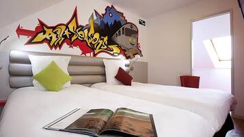 Twin kamer, Meerdere bedden | Luxe beddengoed, pillowtop-bedden, een bureau, geluiddichte muren