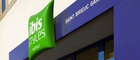 Un letrero de hotel con la leyenda 'ibis Styles' y 'HOTELES'.