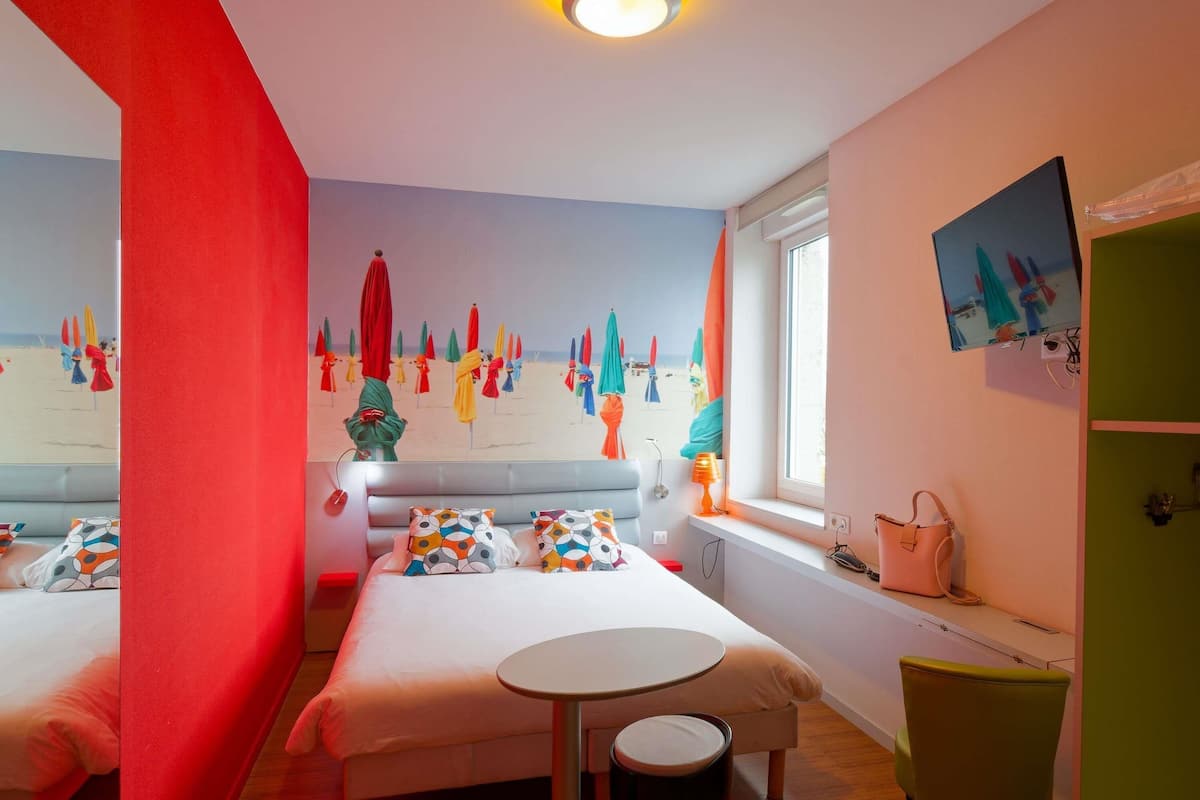 Ropa de cama de alta calidad, colchones con pillow-top y escritorio