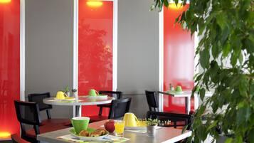 Petit déjeuner buffet (12 EUR par personne)