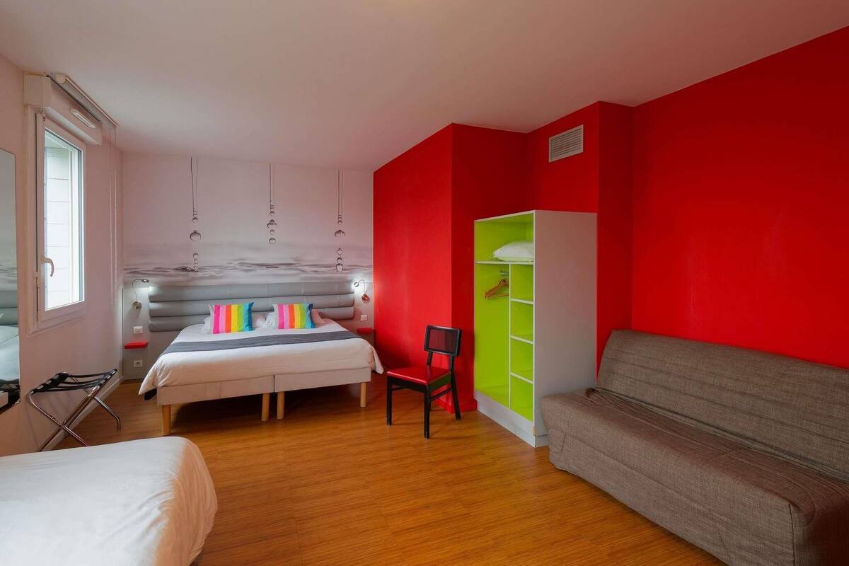 Phòng Suite Tiêu chuẩn, nhiều giường | Bộ đồ giường cao cấp, nệm có lớp đệm bông, bàn, phòng cách âm 