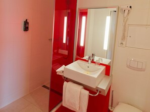 Habitación estándar doble, 1 cama doble | Ropa de cama de alta calidad y colchones con acolchado adicional