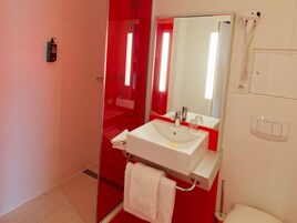 Habitación estándar doble, 1 cama doble | Ropa de cama de alta calidad y colchones con acolchado adicional