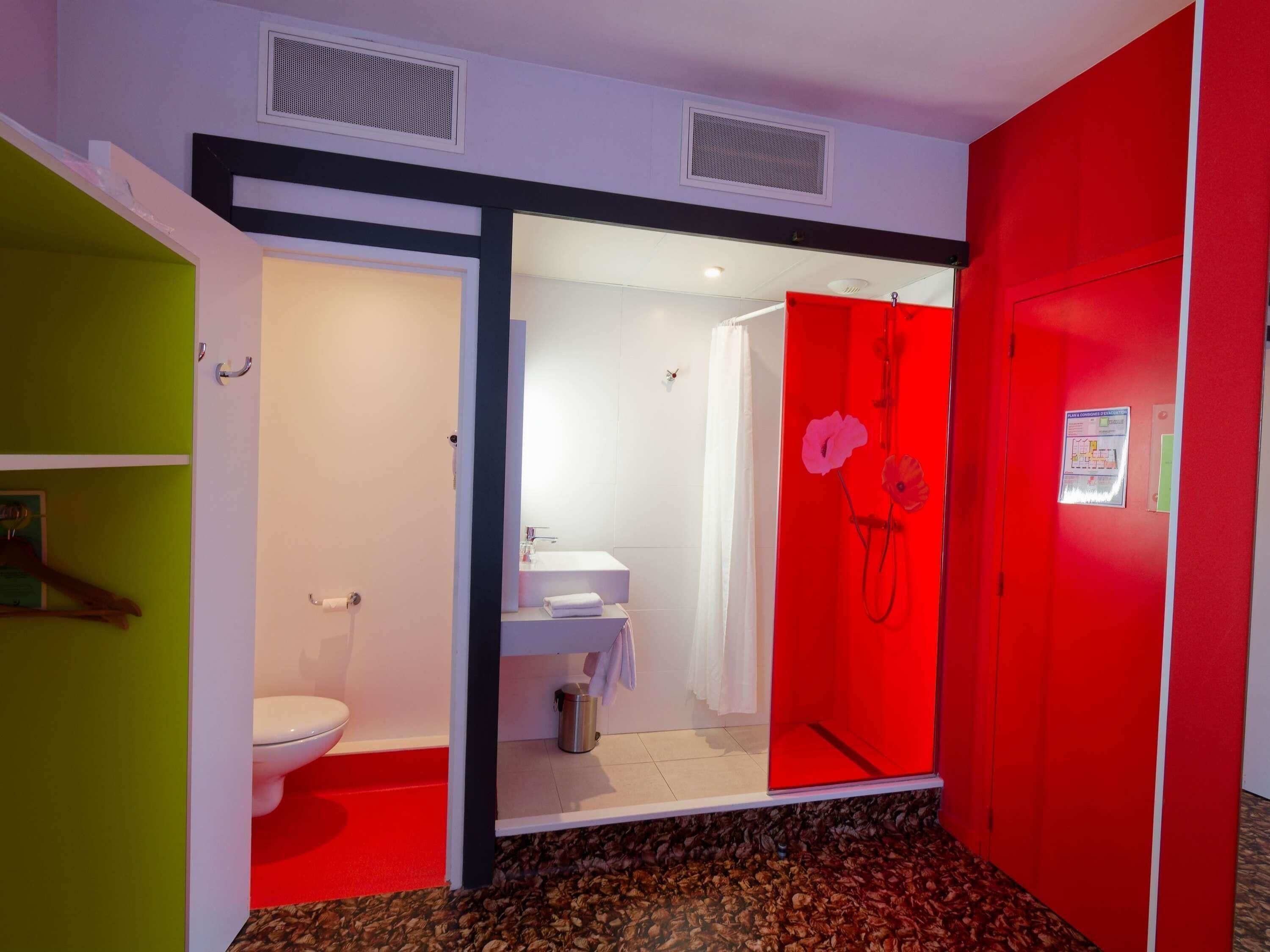 Un baño con inodoro, lavamanos y ducha.