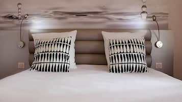 Luxe beddengoed, pillowtop-bedden, een bureau, geluiddichte muren