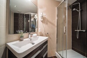 Penthouse, 2 slaapkamers, keuken | Badkamer | Een douche, gratis toiletartikelen, een haardroger, handdoeken