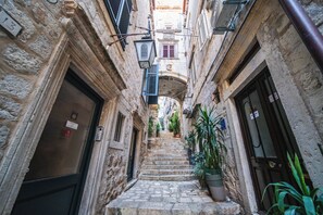 Vista frontal de la propiedad