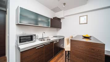 Estudio superior | Cocina privada | Frigorífico, microondas, placa de cocina y lavavajillas