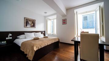 Superior-Studio | Zimmersafe, laptopgeeigneter Arbeitsplatz, Bügeleisen/Bügelbrett