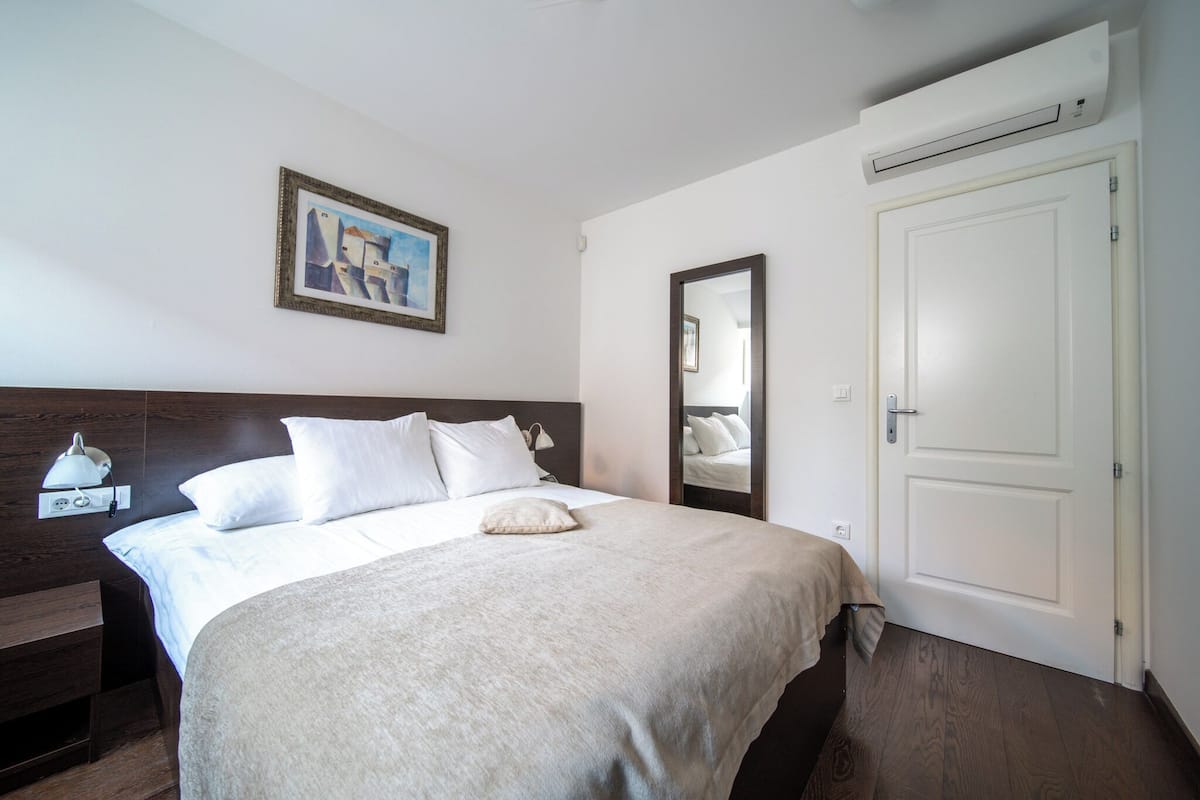 Penthouse, 2 Bedrooms, Kitchen | Peti besi dalam bilik, ruang kerja komputer riba