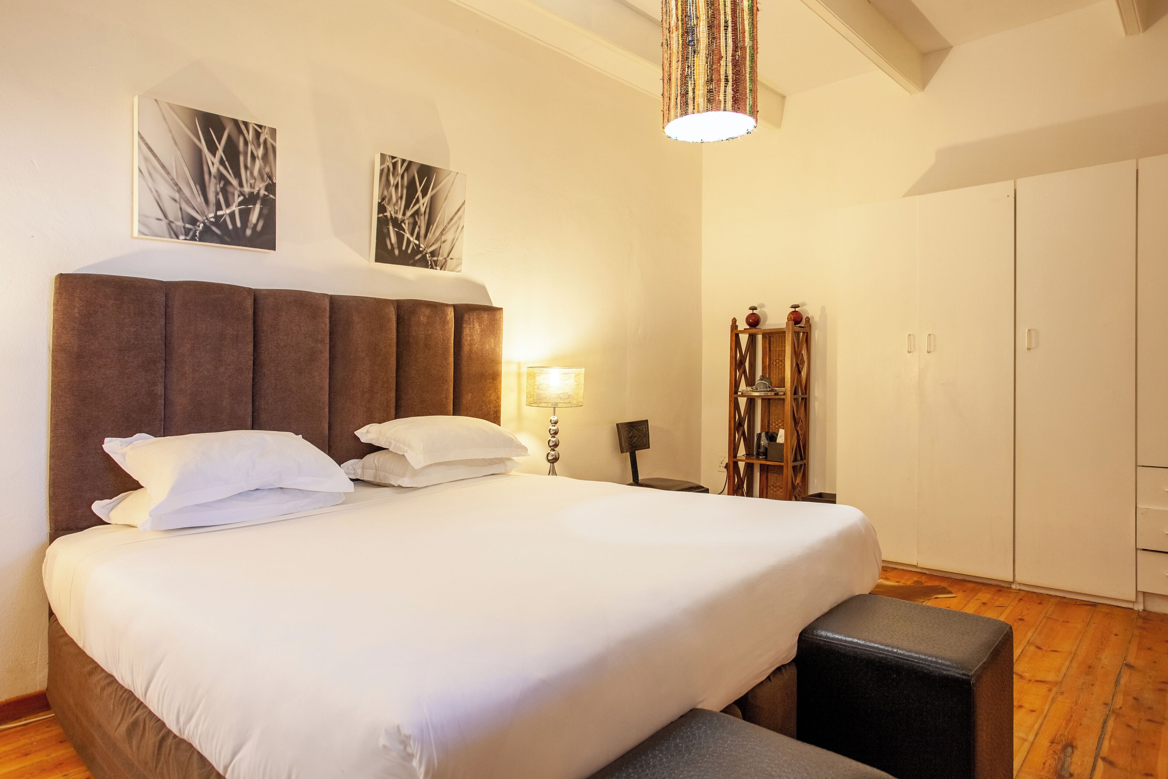 Minibar, coffres-forts dans les chambres, bureau, Wi-Fi gratuit