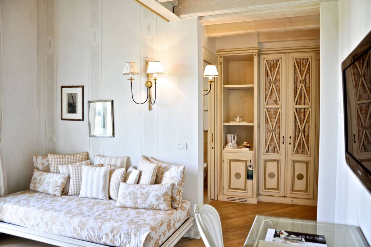 flat-screen tv, pay films