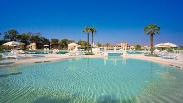 Una piscina techada, 2 piscinas al aire libre, sombrillas
