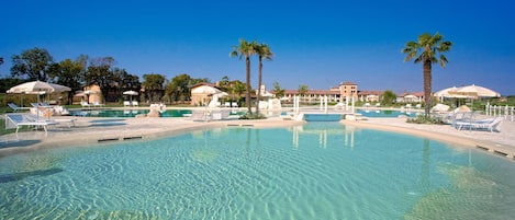 Piscine couverte, parasols de plage, chaises longues