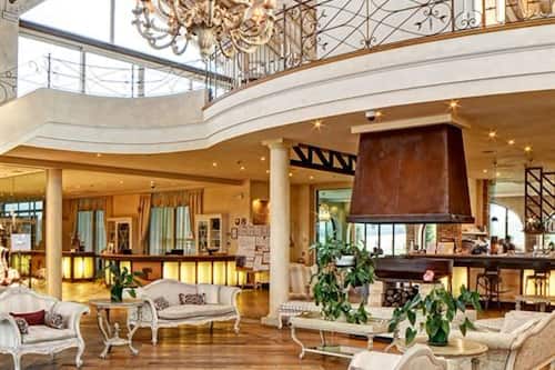 2 bars/lounges, poolside bar