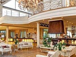 2 bars/lounges, poolside bar