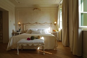 Habitación doble superior | Minibar, caja de seguridad en la habitación y escritorio 