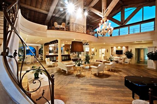2 bars/lounges, poolside bar