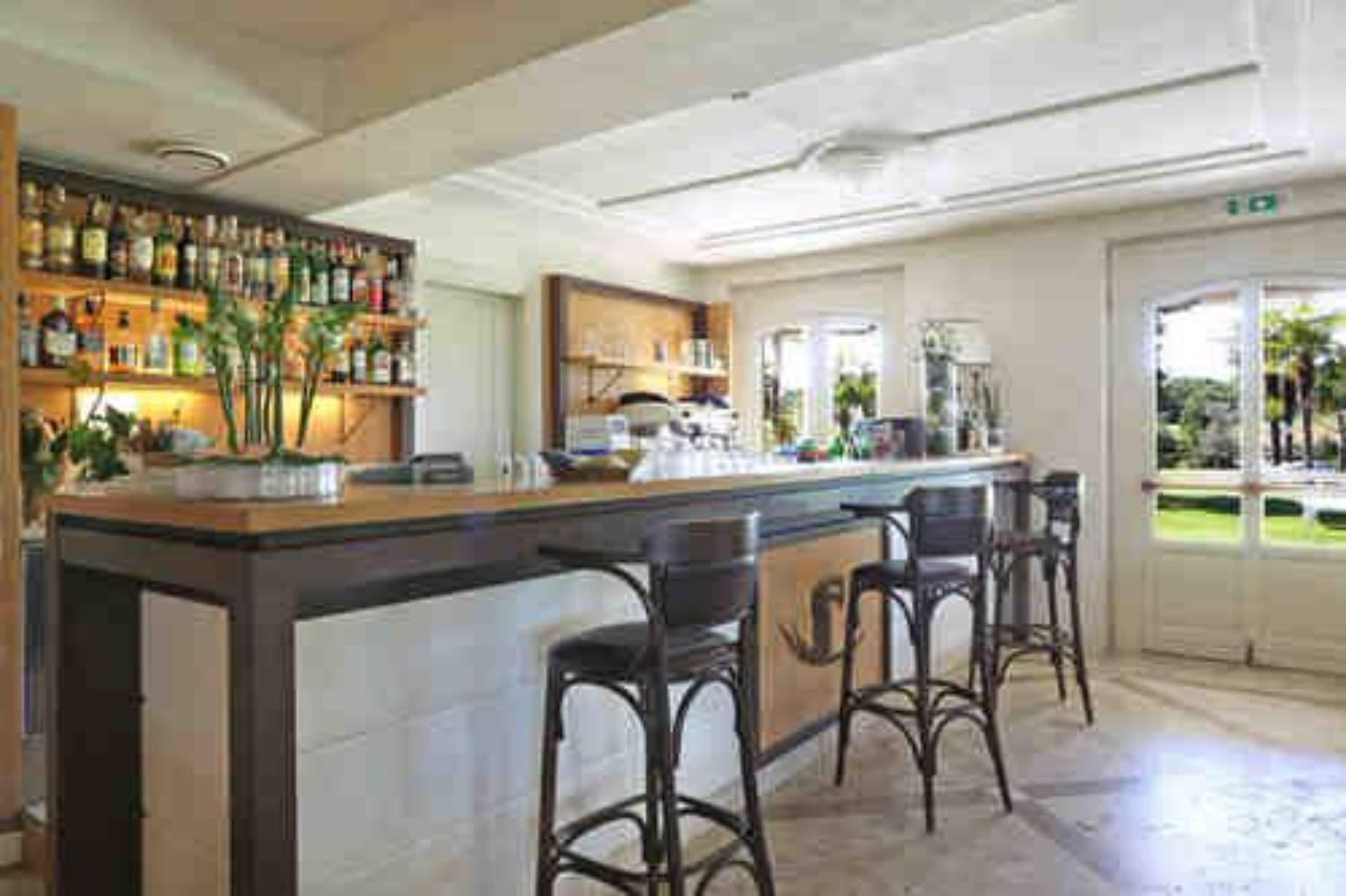 2 bars/lounges, poolside bar