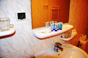 Quadruple Room | Bathroom | Free toiletries, hair dryer (on request), towels - Hotel Miramar (Sopot)