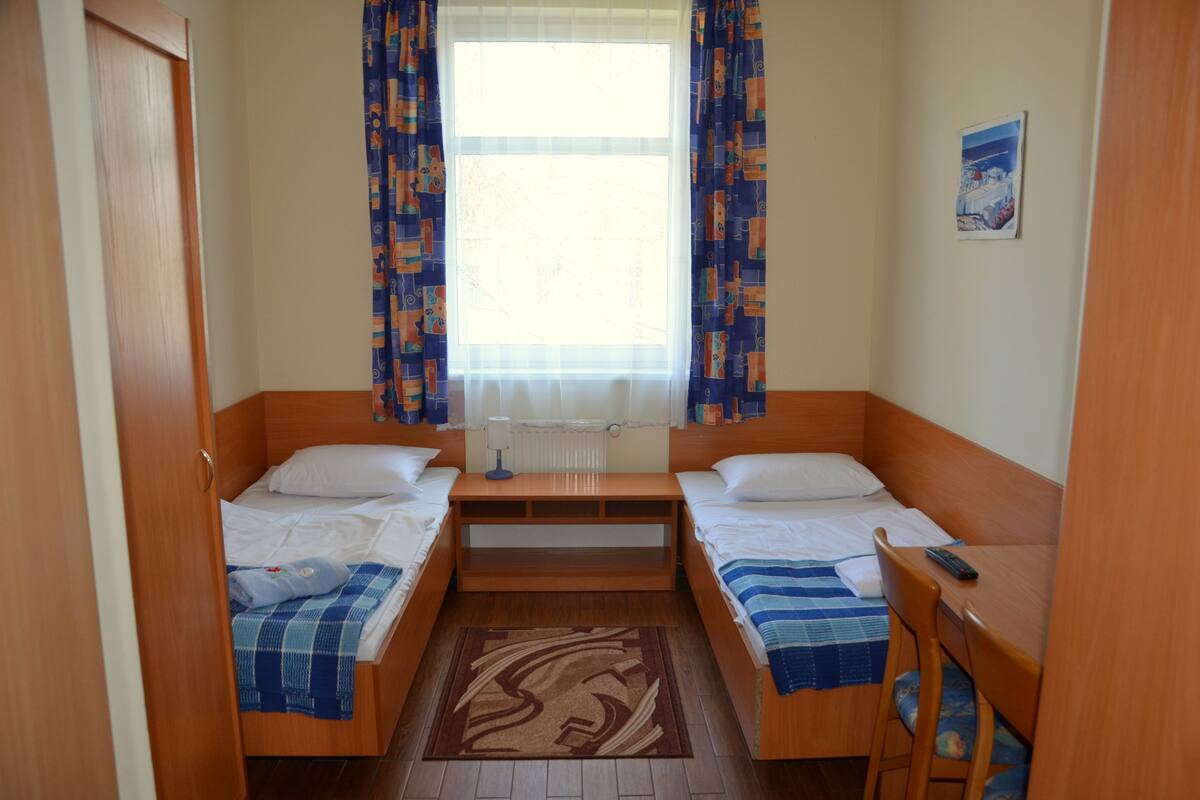 Twin Room | In-room safe, cribs (free), WiFi (free)