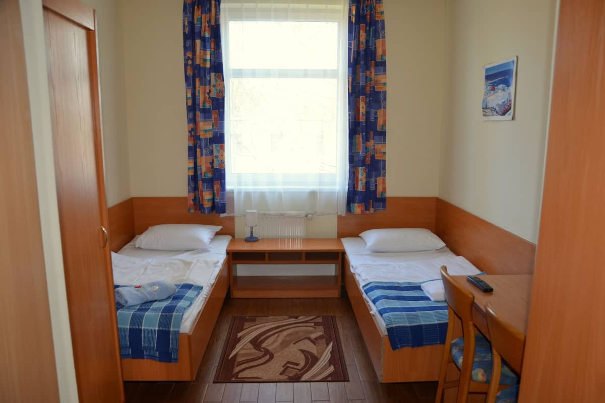 Twin Room | Peti besi dalam bilik, katil bayi/kot (percuma), Wi-fi percuma