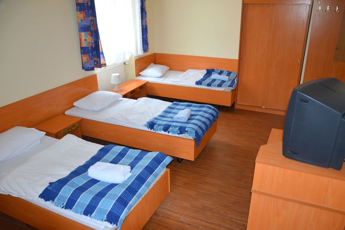 Triple Room | Peti besi dalam bilik, katil bayi/kot (percuma), Wi-fi percuma