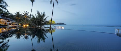 Una piscina al aire libre, cabañas de piscina gratuitas, sombrillas