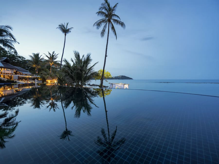 Una piscina al aire libre, cabañas de piscina gratuitas, sombrillas