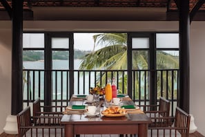 Chambre, 2 chambres (Two Bedroom Oceanfront Residence) | Restauration dans la chambre