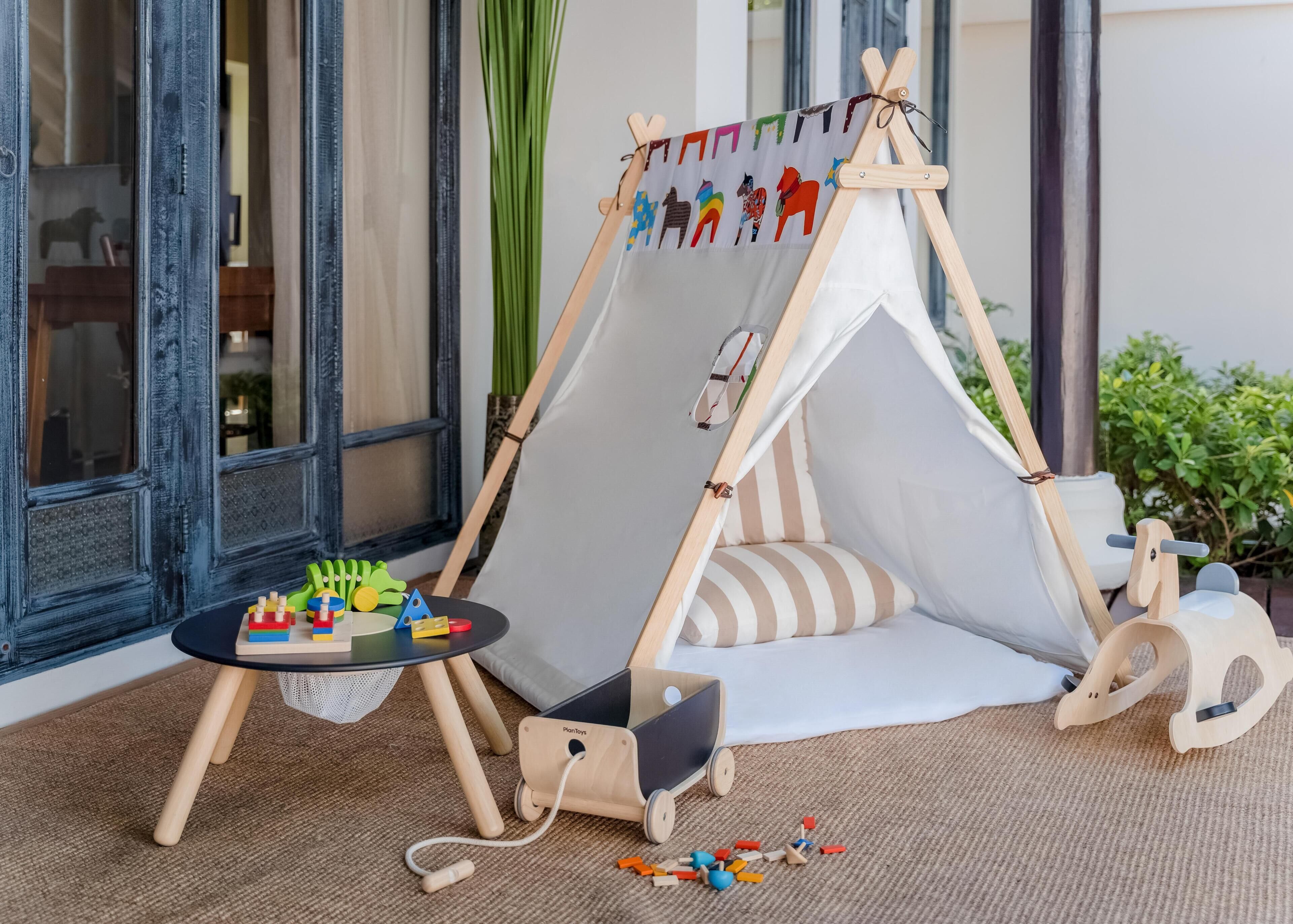 Roupas de cama premium, frigobar, cofres nos quartos