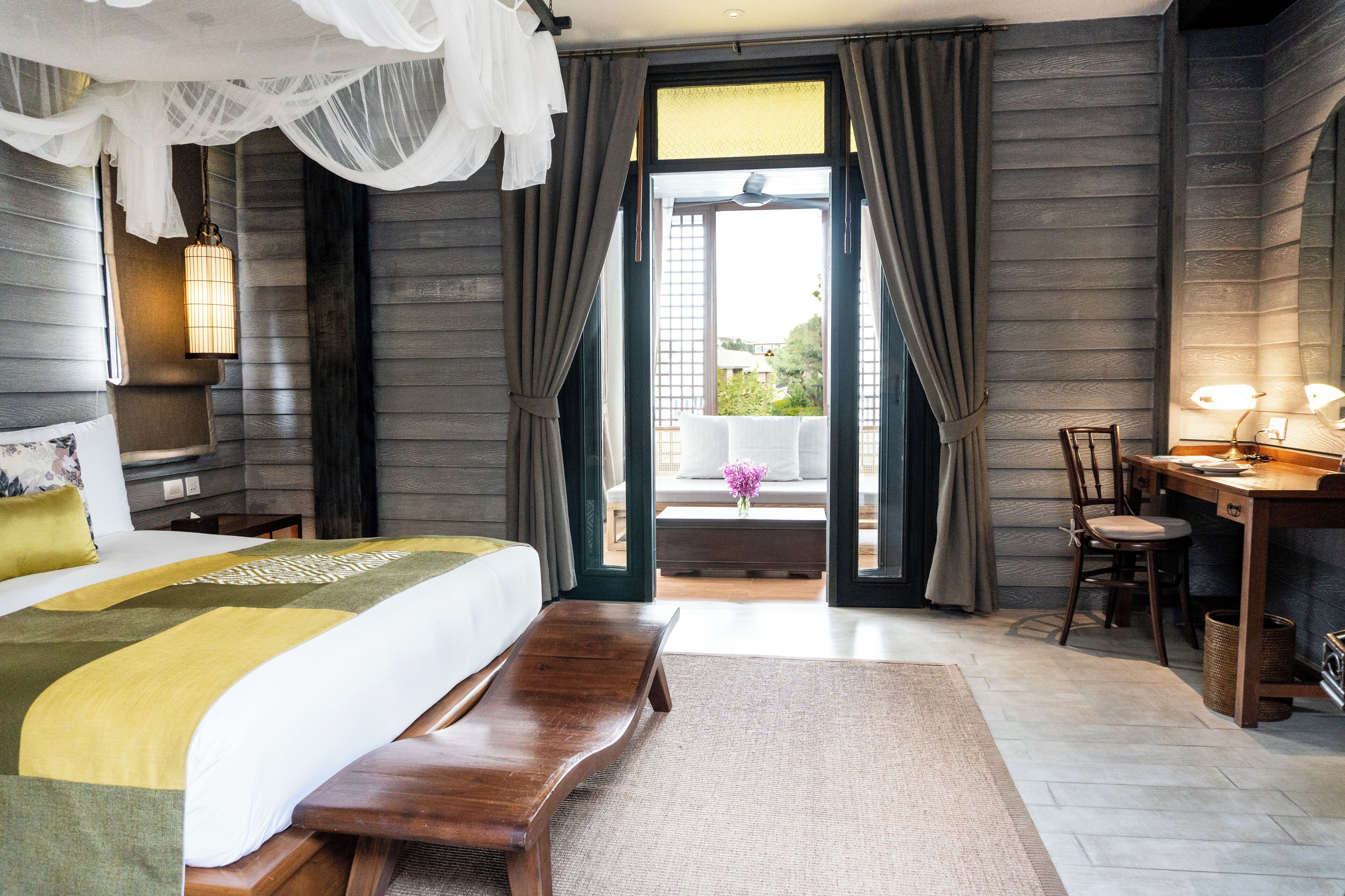 Deluxe Lawana | 高档床上用品、迷你吧、客房内保险箱、特色装修