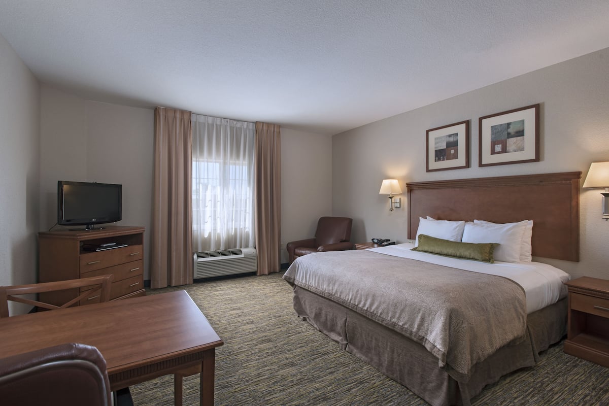 1 bedroom, hypo-allergenic bedding, desk, laptop workspace